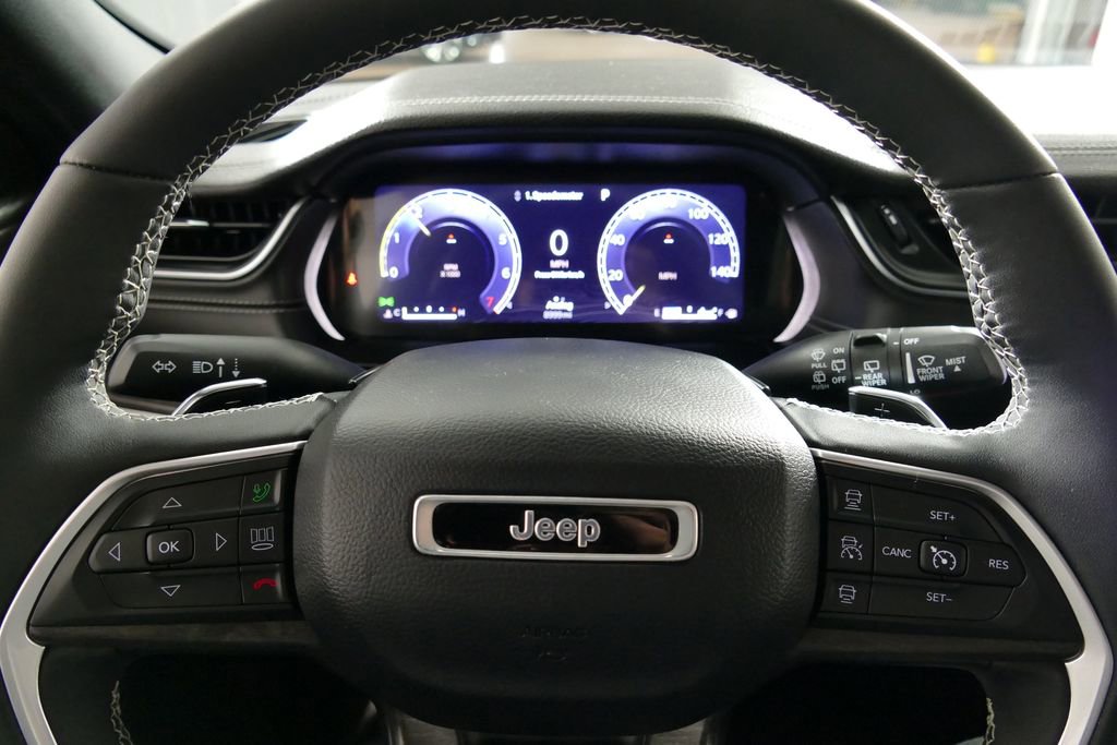 Used 2024 Jeep Grand Cherokee Limited w/ Black Appearance Package image 17