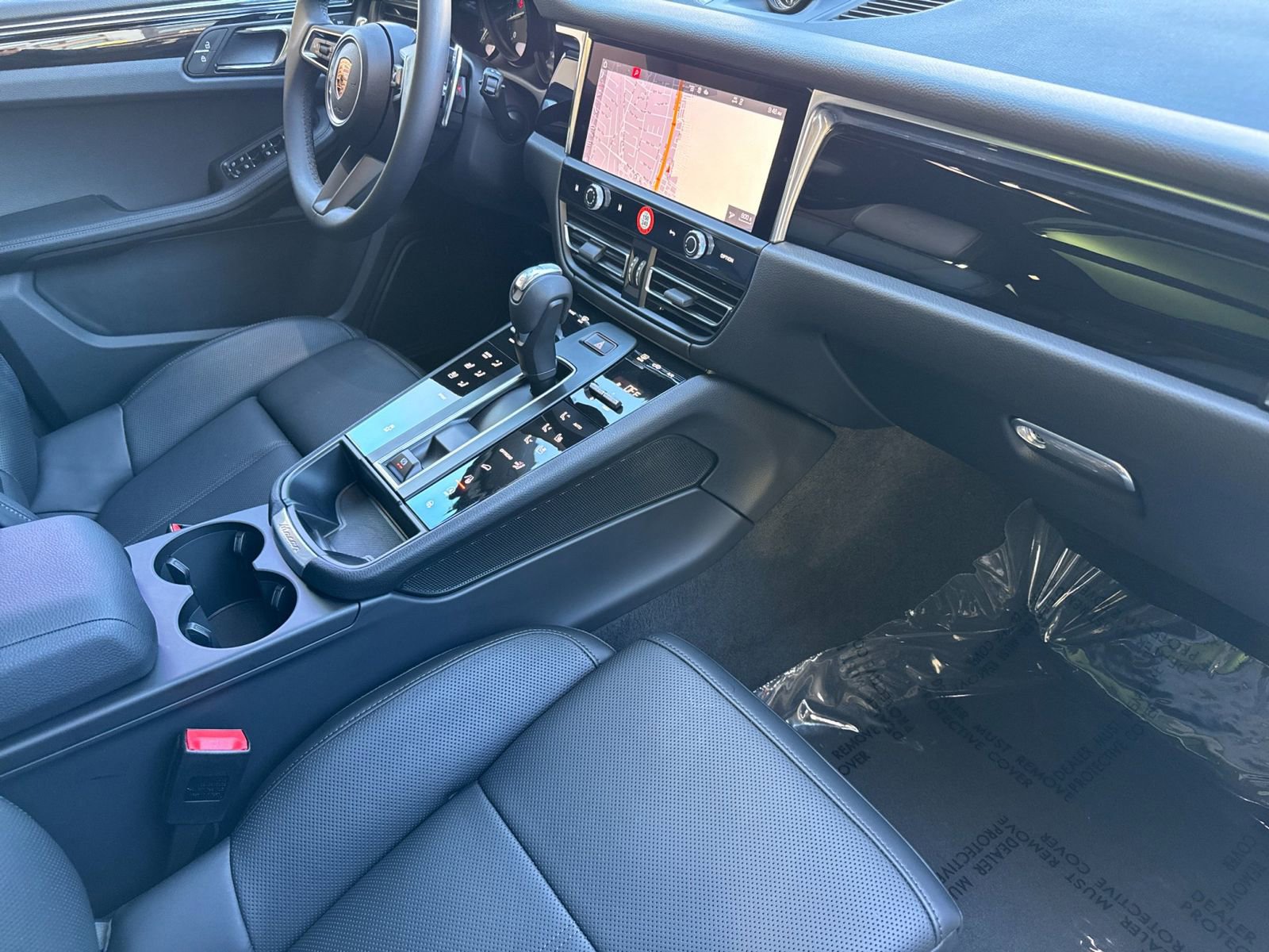 Certified 2025 Porsche Macan AWD/4WD image 18