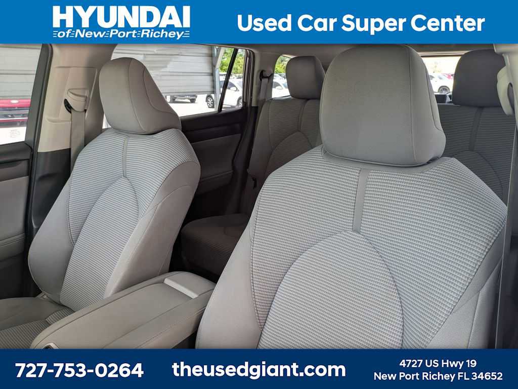Used 2021 Toyota Highlander LE image 7