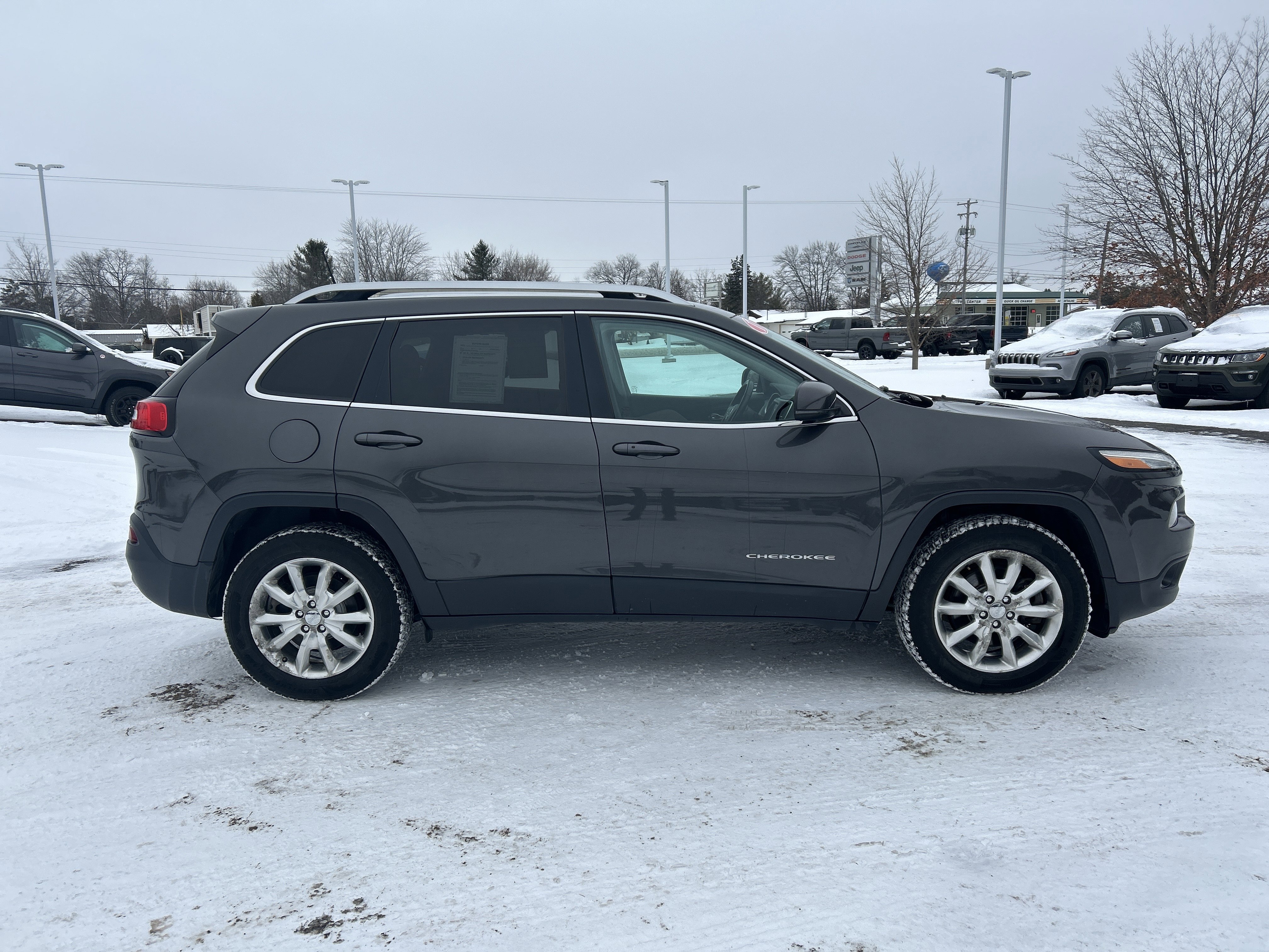 Used 2017 Jeep Cherokee Limited image 2