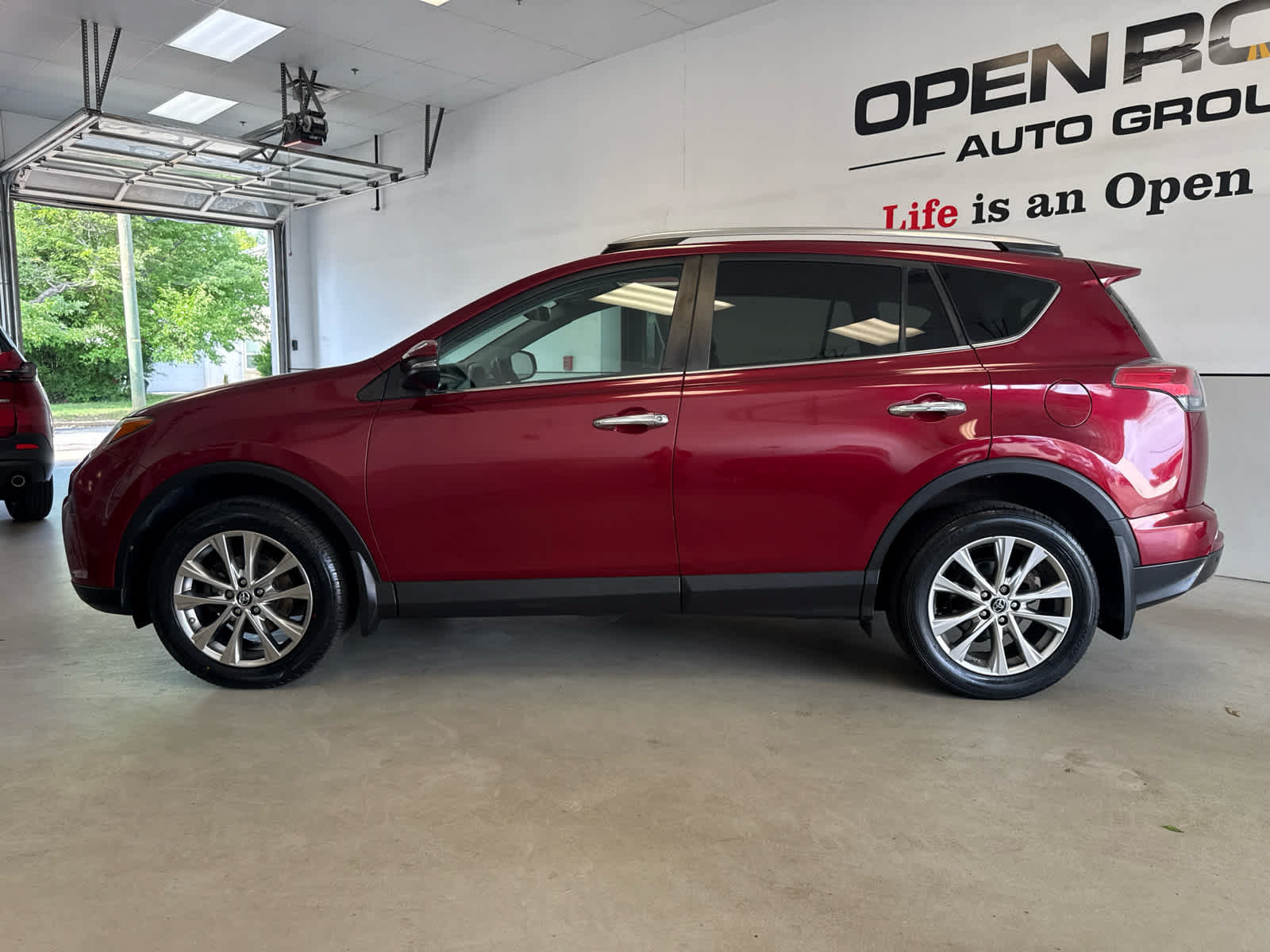 Used 2018 Toyota RAV4 Limited w/ Advanced Technology Package AWD/4WD image 4