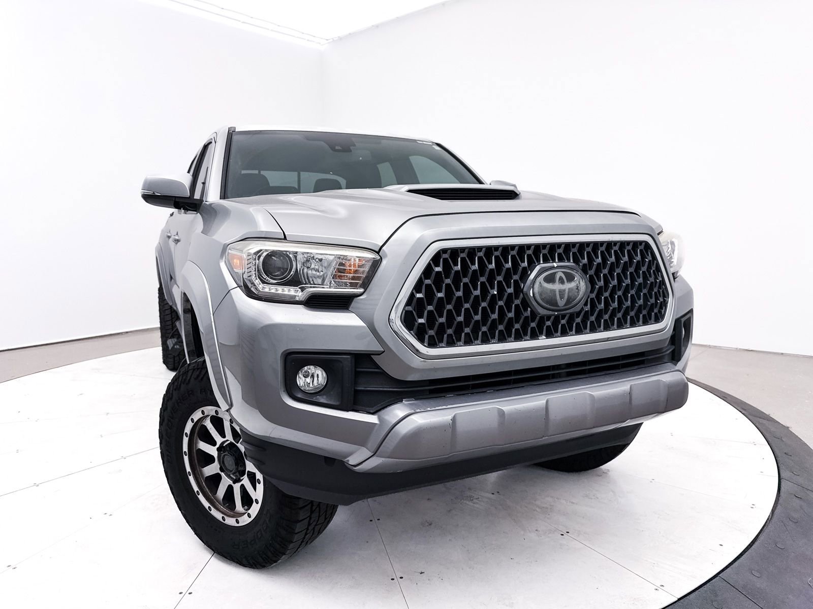 Used 2018 Toyota Tacoma TRD Sport w/ Technology Package AWD/4WD image 6