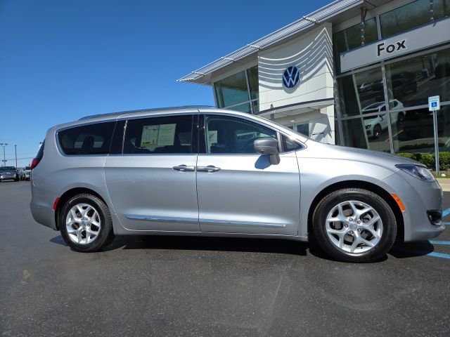 Used 2017 Chrysler Pacifica Touring-L Plus w/ Advanced Safetytec Group image 1