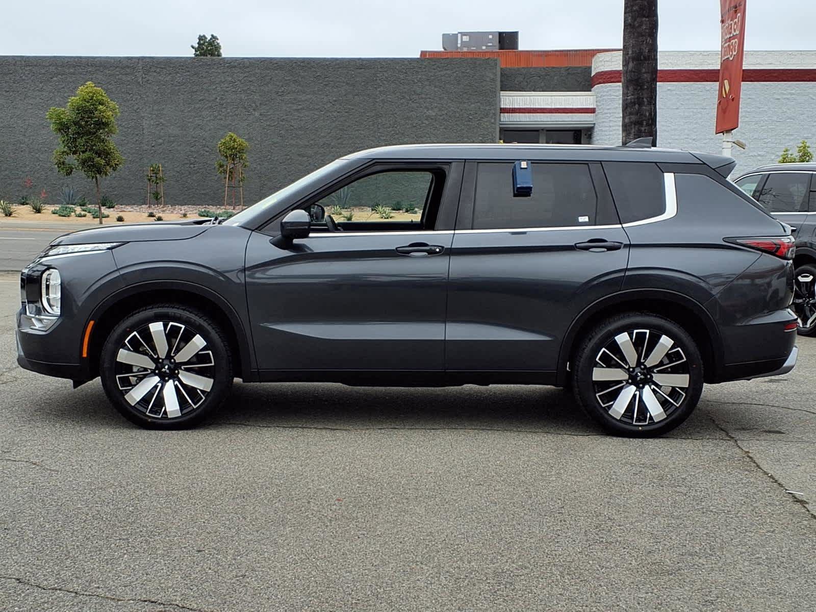 Used 2025 Mitsubishi Outlander SE FWD image 4