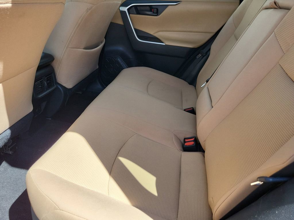 Used 2021 Toyota RAV4 LE image 11