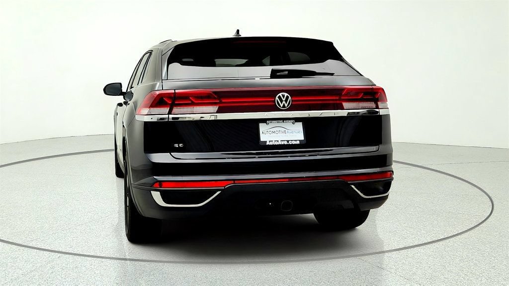 Used 2024 Volkswagen Atlas Cross Sport SE w/ Panoramic Sunroof Package FWD image 6