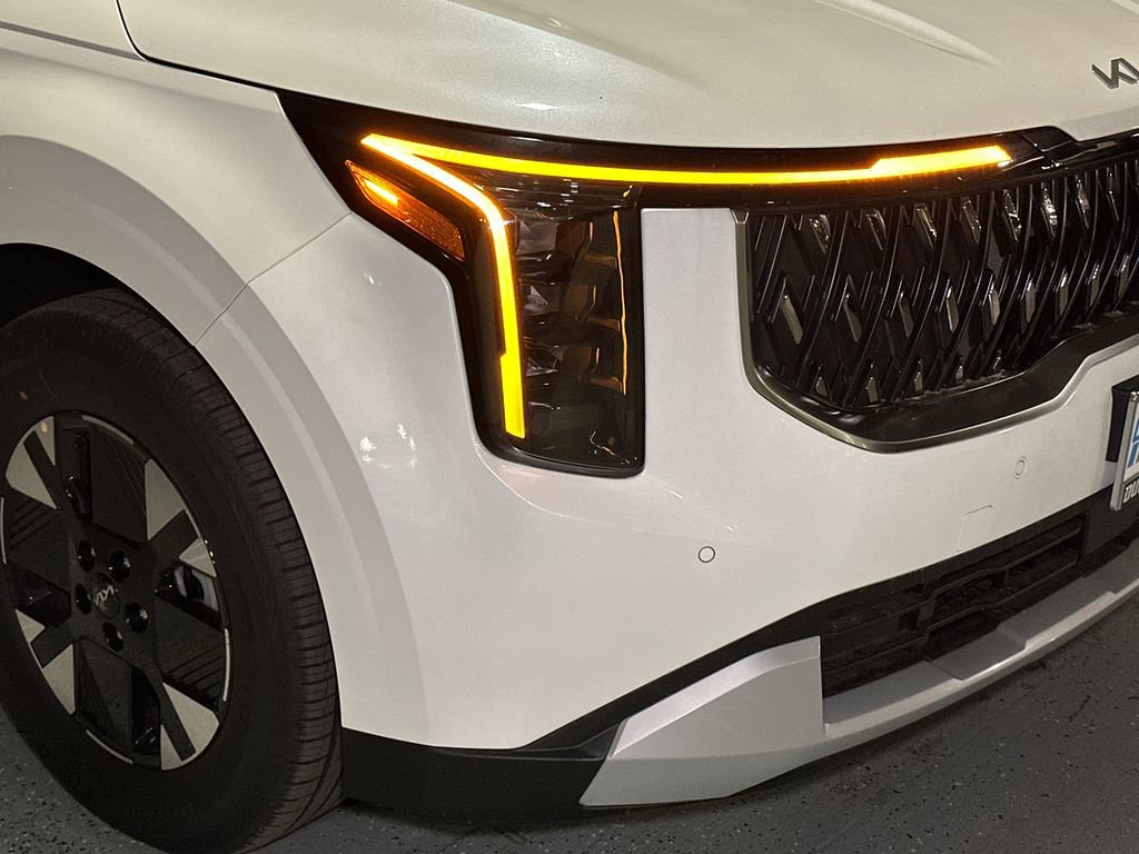 New 2026 Kia Carnival LXS FWD image 9