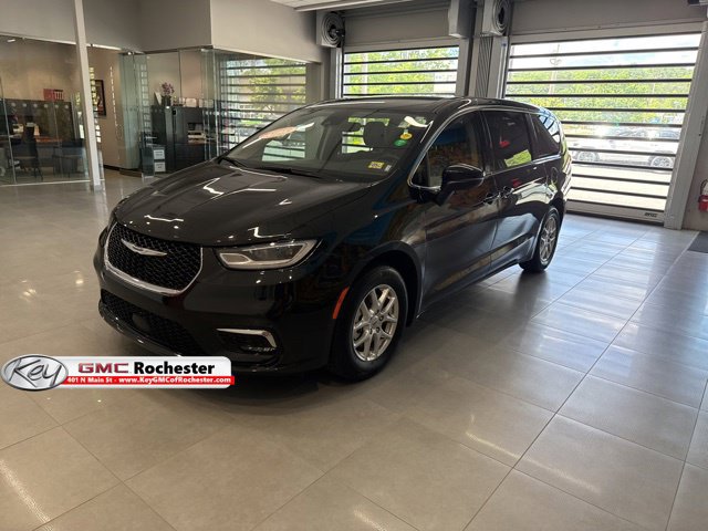 Used 2023 Chrysler Pacifica Touring-L FWD image 1