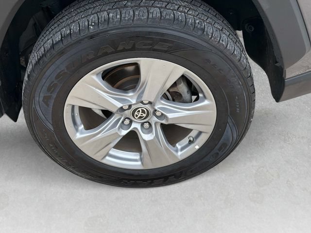 Used 2022 Toyota RAV4 LE AWD/4WD image 11