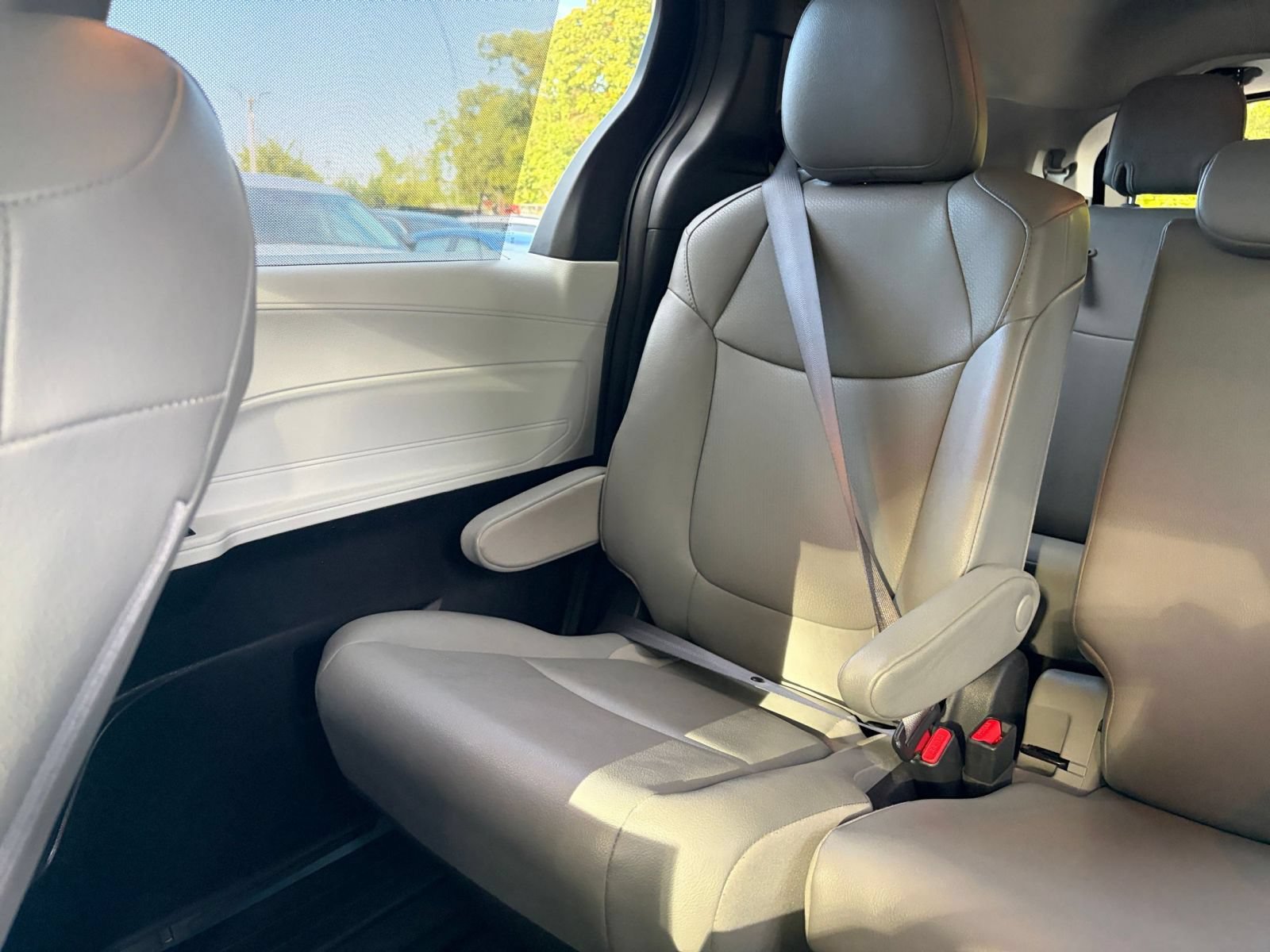 Used 2025 Toyota Sienna XLE FWD image 41