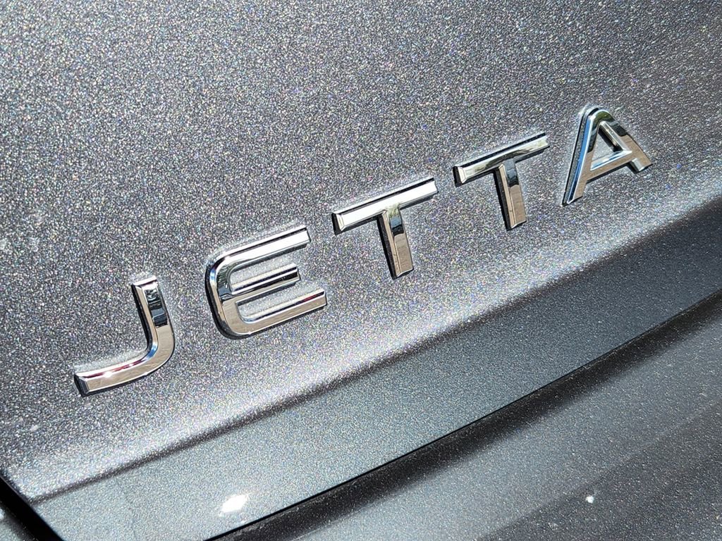 Certified 2023 Volkswagen Jetta SE w/ Panoramic Sunroof Package image 9