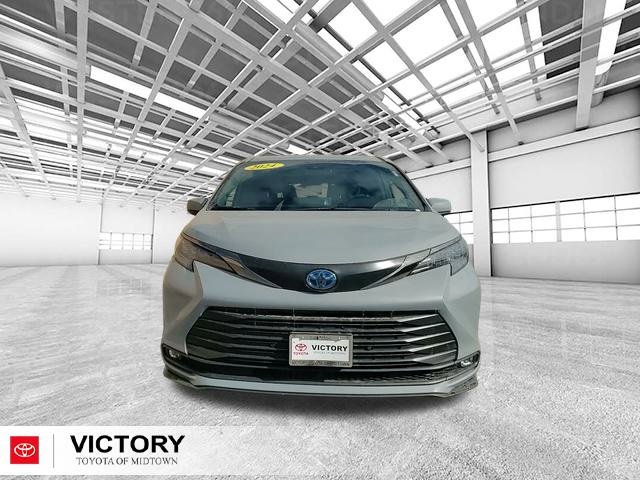 Certified 2024 Toyota Sienna XLE Woodland Edition image 9