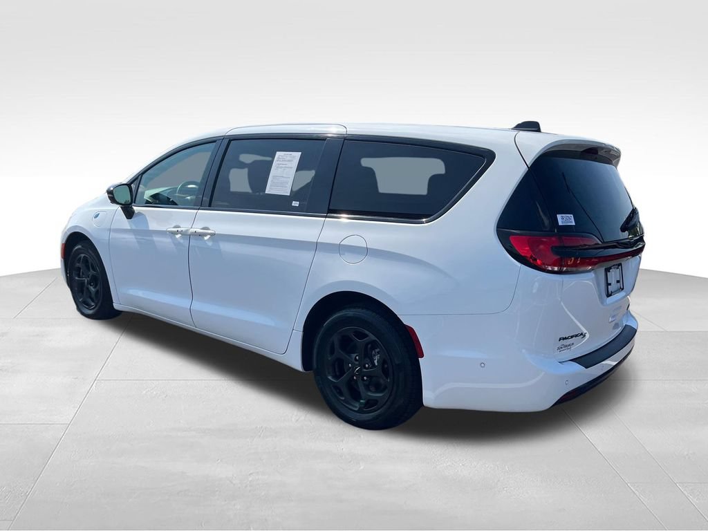 Used 2024 Chrysler Pacifica Limited FWD image 3