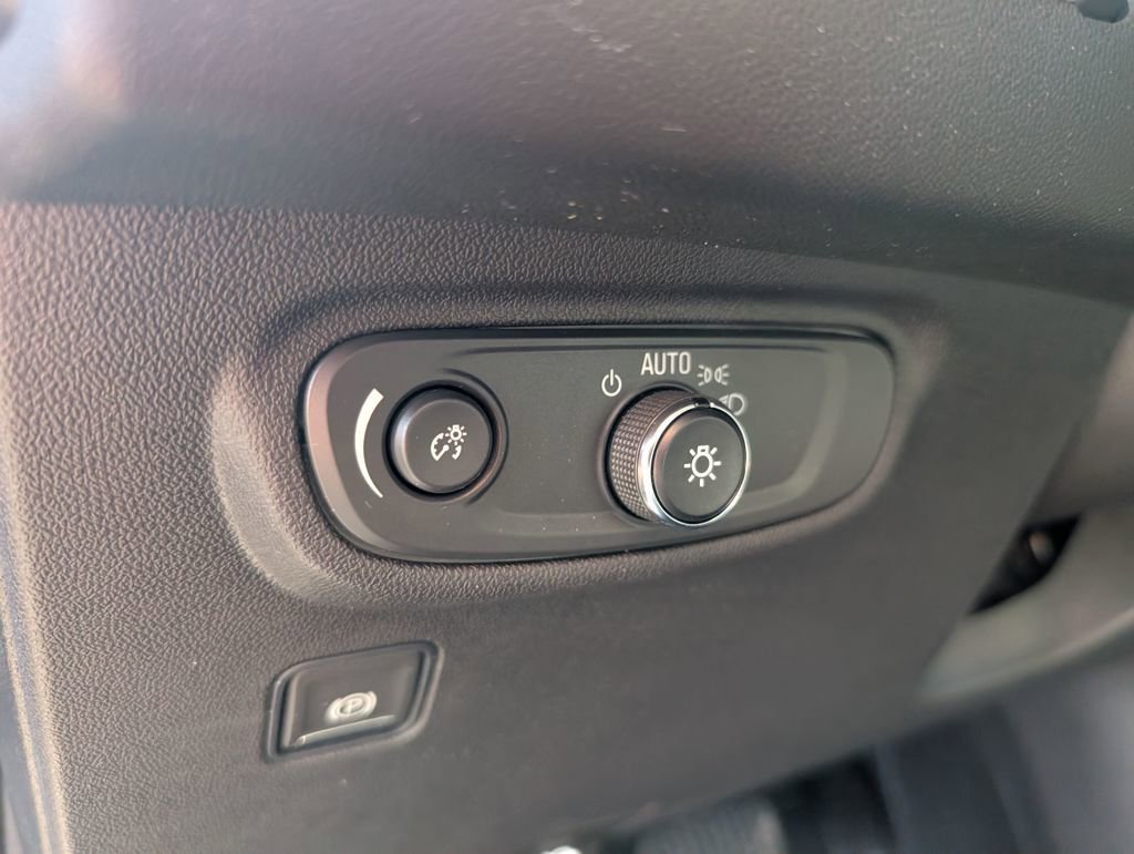 Used 2024 GMC Terrain SLE w/ Driver Convenience Package image 16