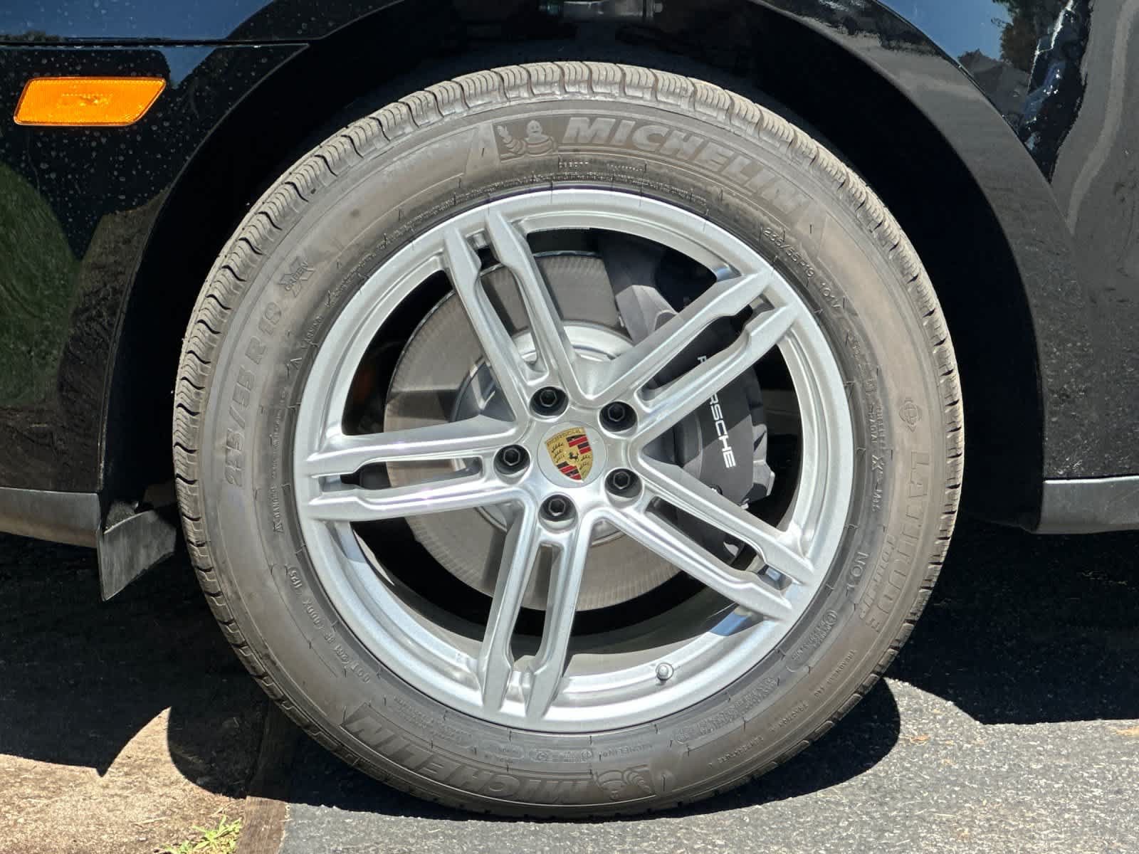 Certified 2025 Porsche Macan AWD/4WD image 30