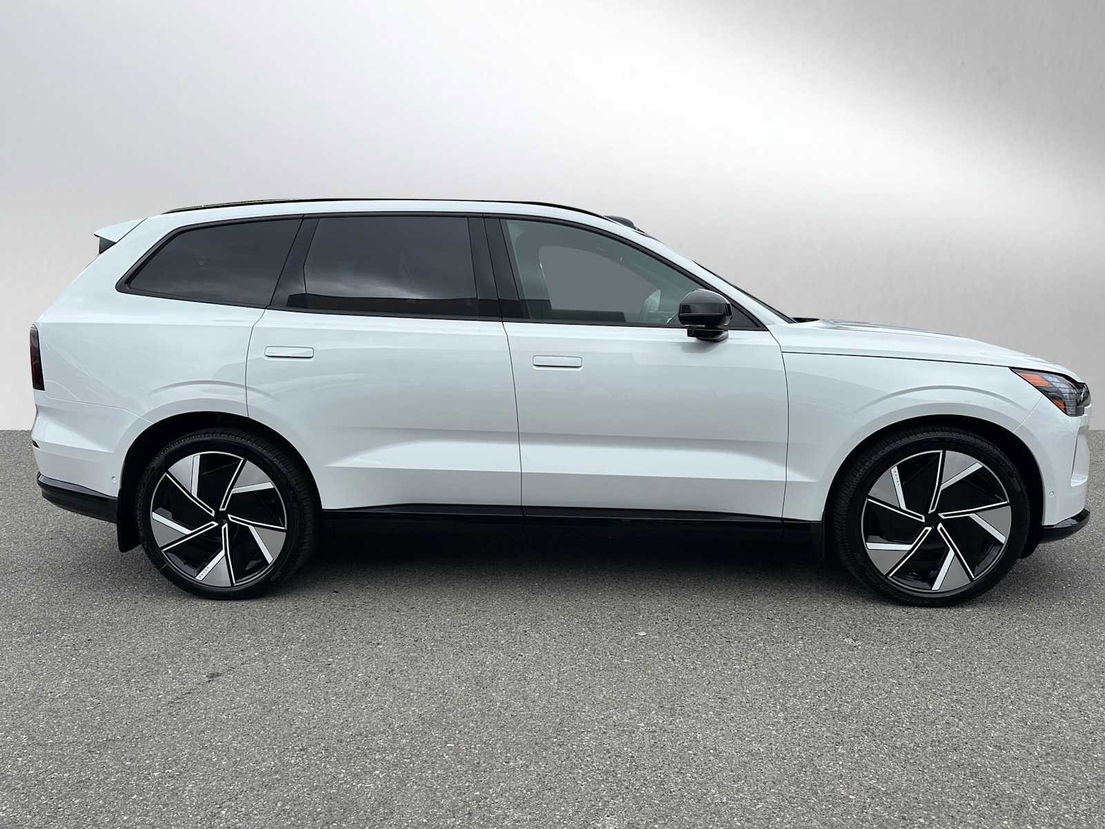 New 2025 Volvo EX90 Ultra image 2