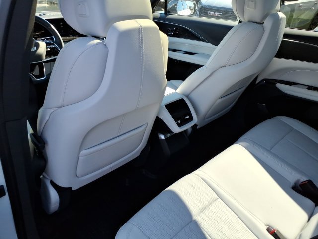 Used 2024 Cadillac Lyriq Luxury AWD/4WD image 14