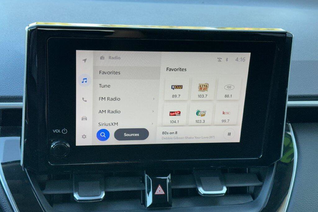 Used 2023 Toyota Corolla Cross XLE w/ Convenience Package FWD image 18