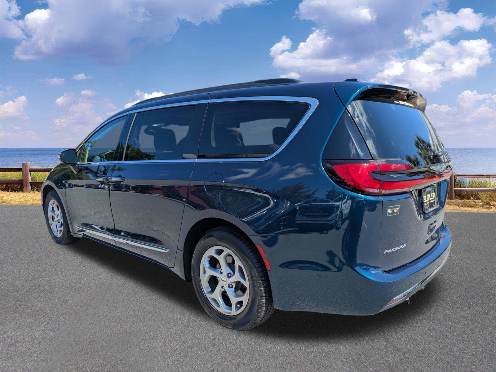 Certified 2023 Chrysler Pacifica Limited FWD image 6