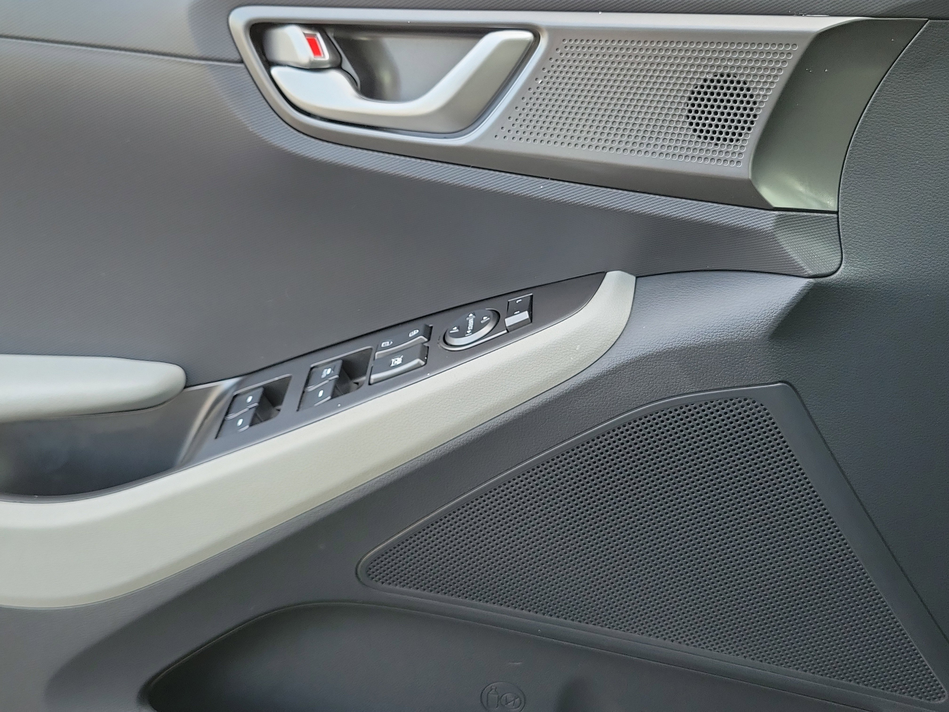 Used 2022 Hyundai Ioniq SE FWD image 18