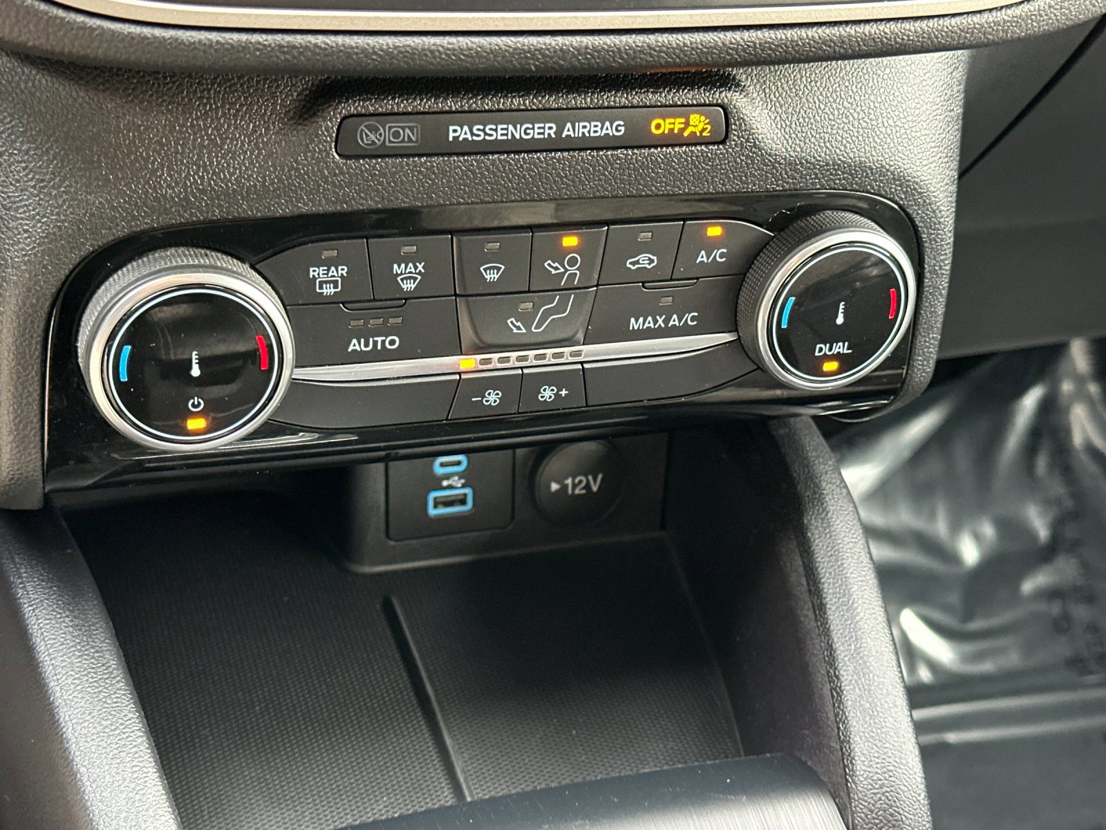 Certified 2022 Ford Escape SE w/ SE Sport Appearance Package image 21