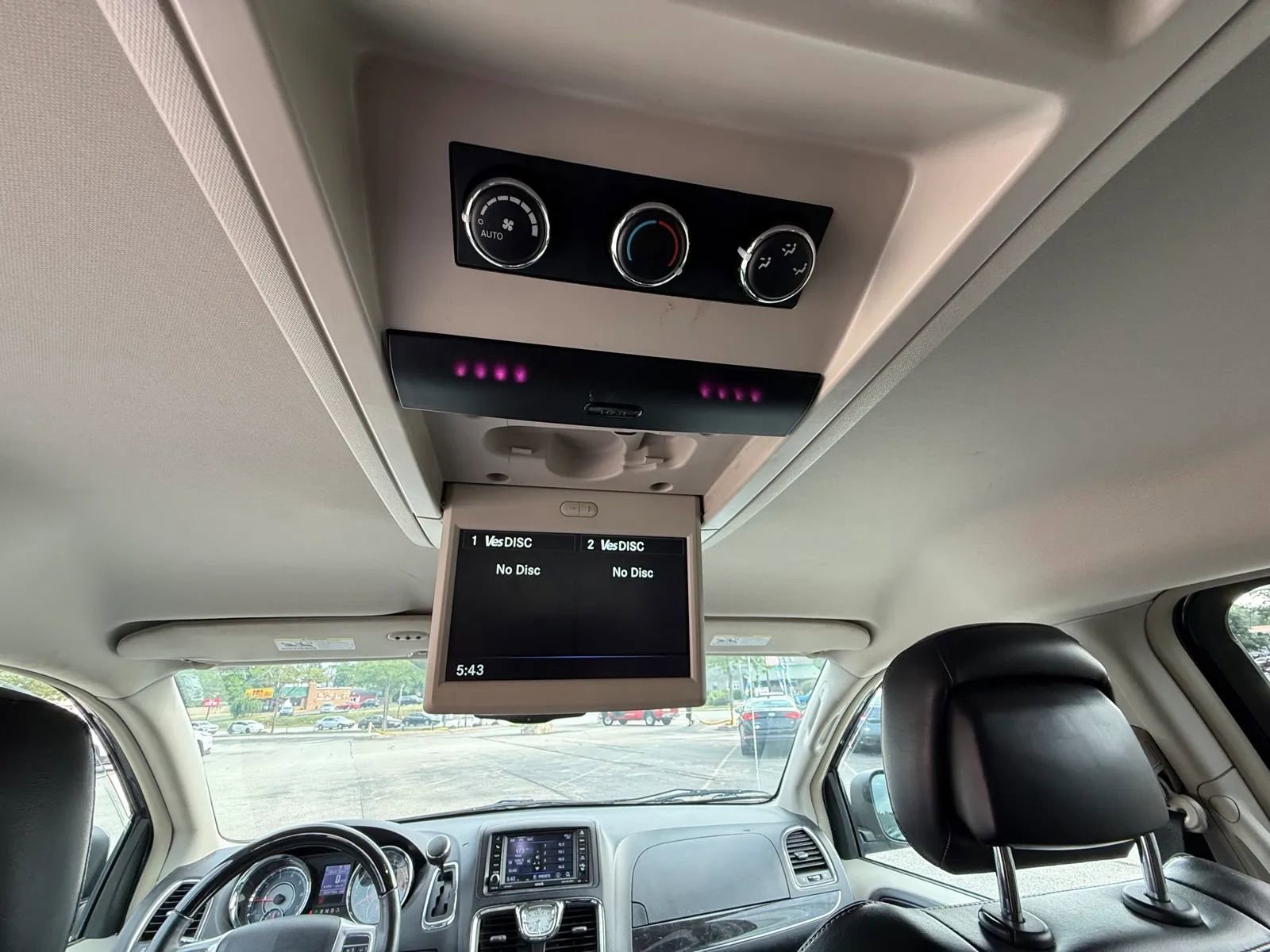 Used 2014 Chrysler Town & Country Limited image 16