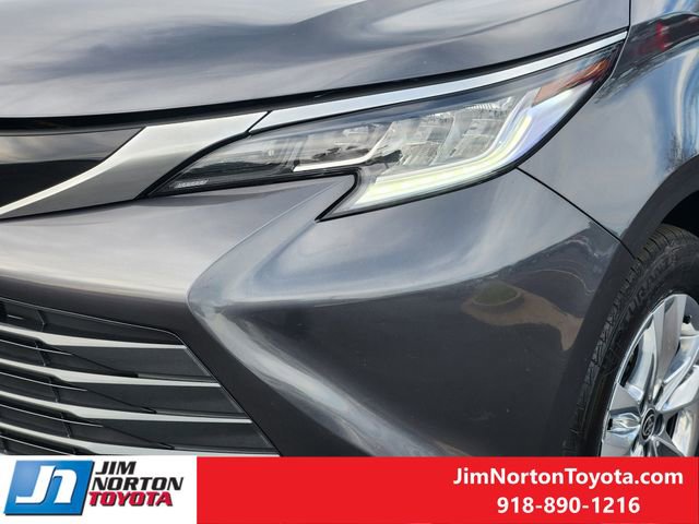 Used 2025 Toyota Sienna Limited image 11