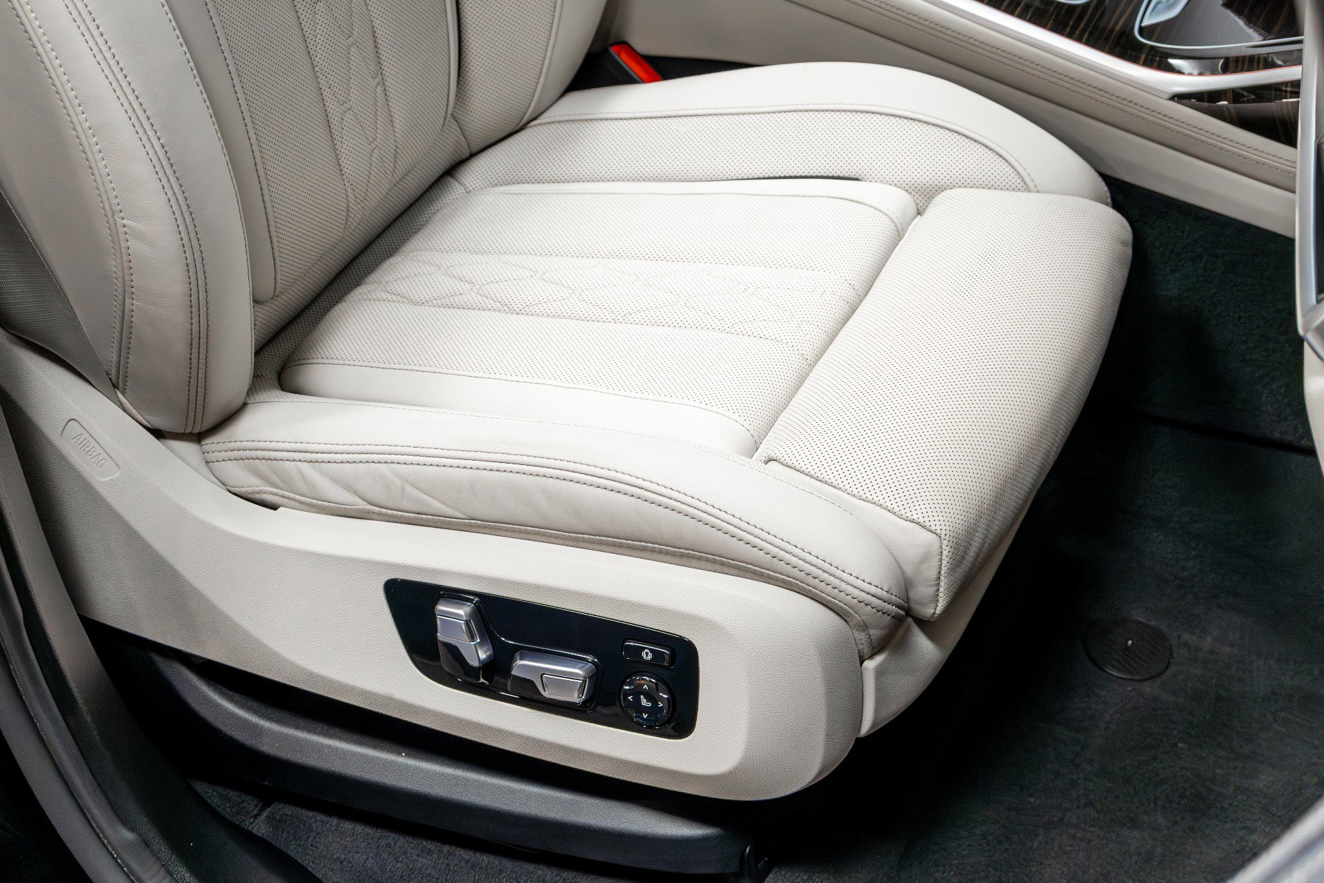Used 2021 BMW X7 M50i image 23
