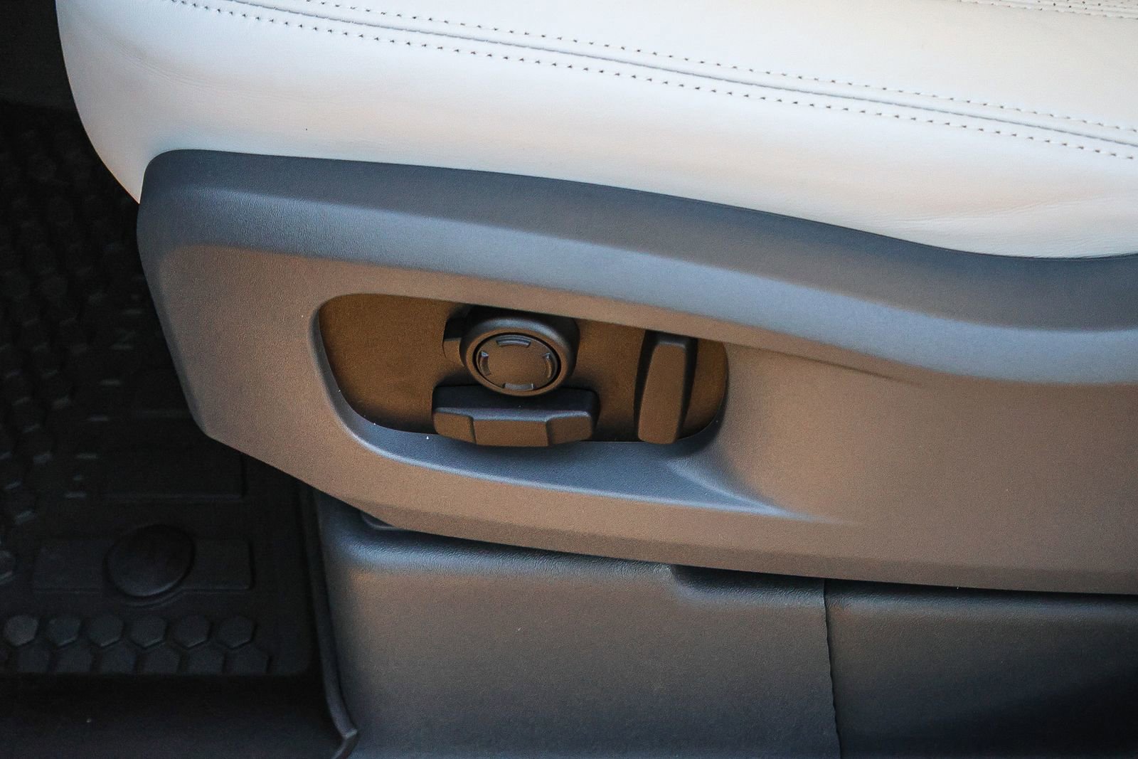 New 2026 Land Rover Defender 110 X-Dynamic SE image 31