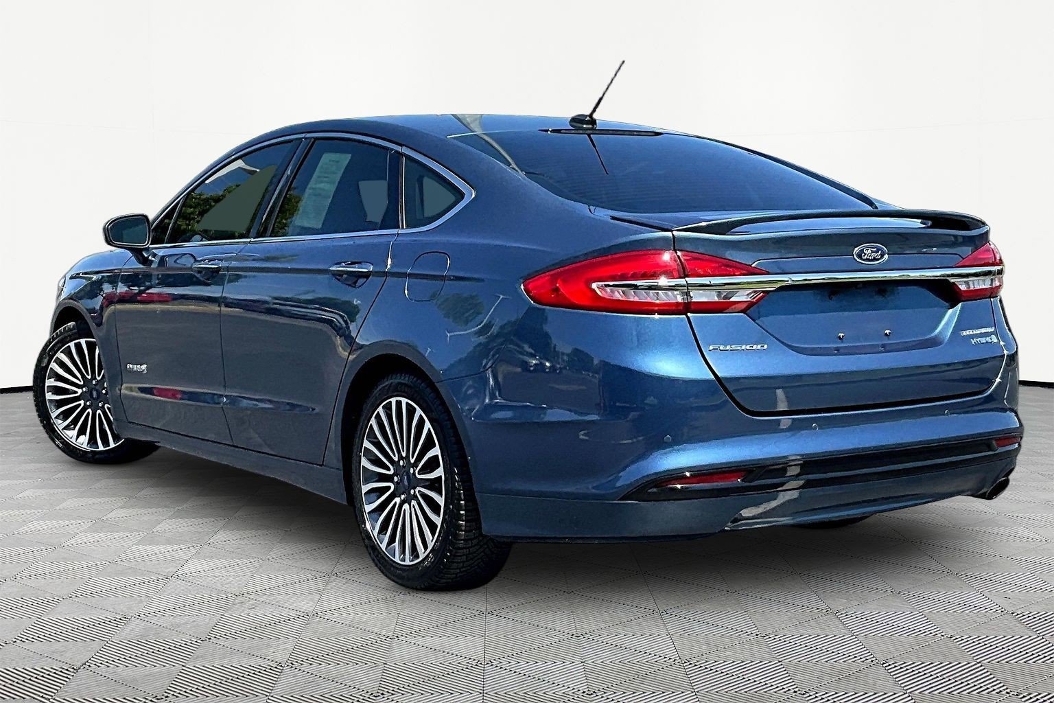 Used 2018 Ford Fusion Titanium FWD image 4