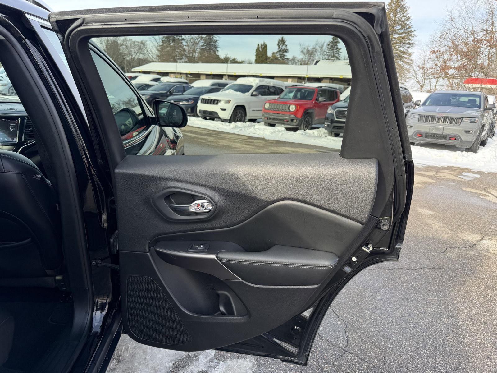 Used 2020 Jeep Cherokee Limited image 22