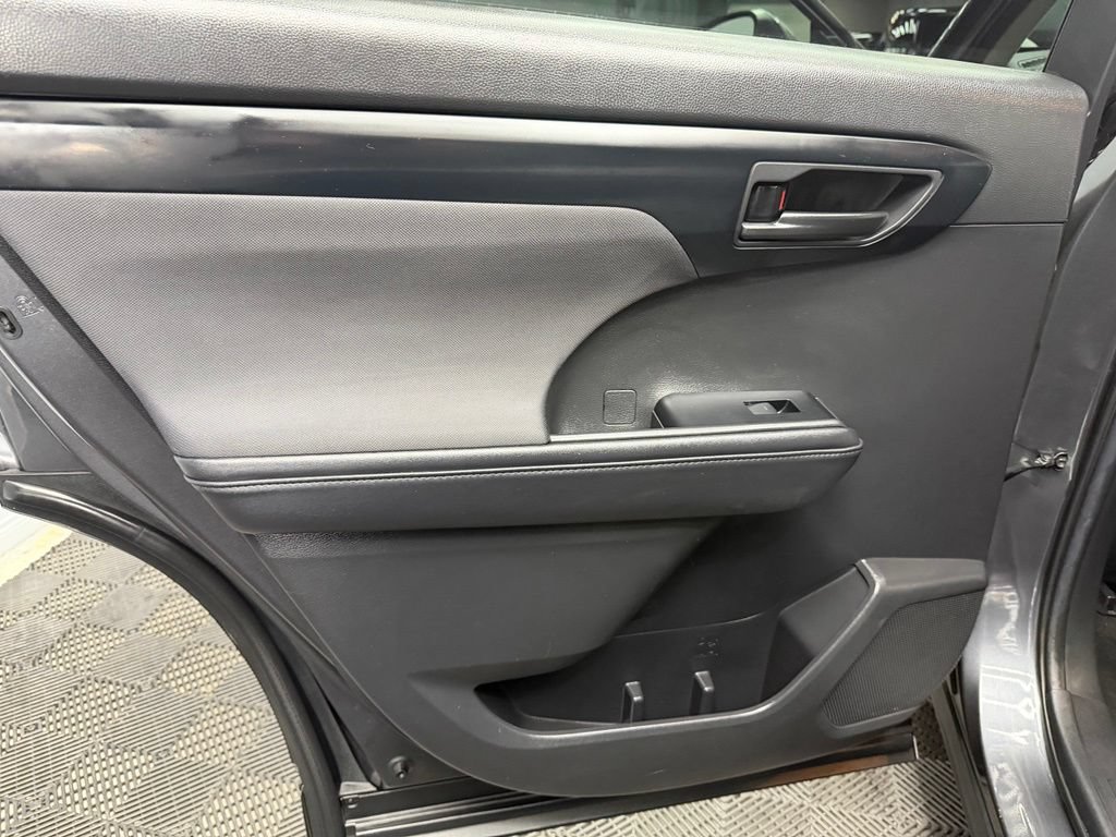 Used 2020 Toyota Highlander LE FWD image 41