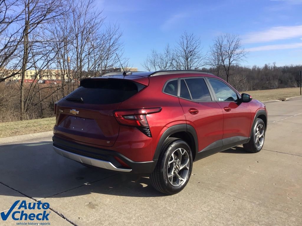 Used 2025 Chevrolet Trax LT w/ LT Convenience Package image 3