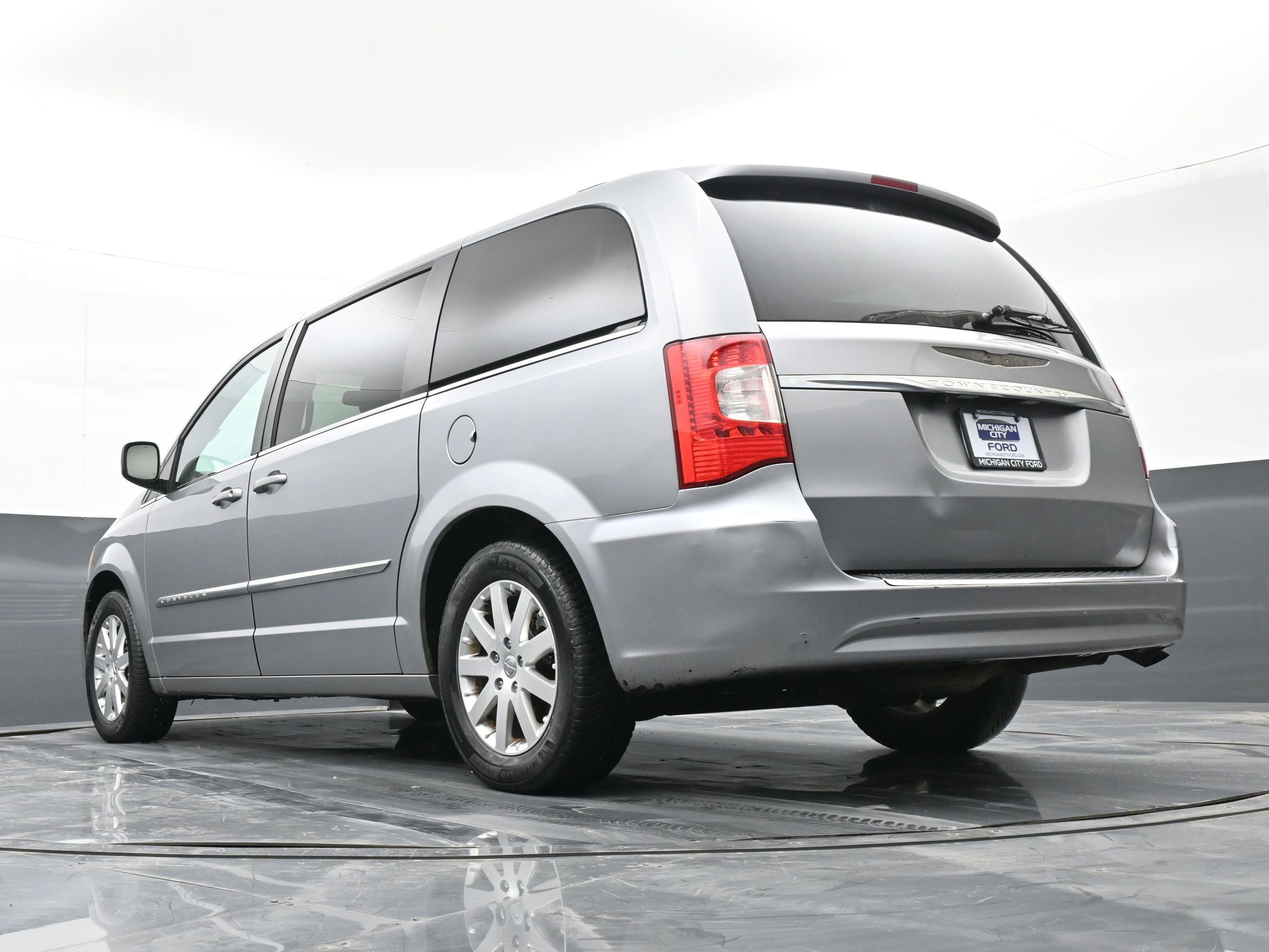 Used 2013 Chrysler Town & Country Touring image 42
