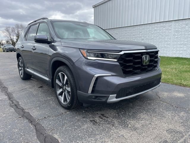 Used 2025 Honda Pilot Touring image 1