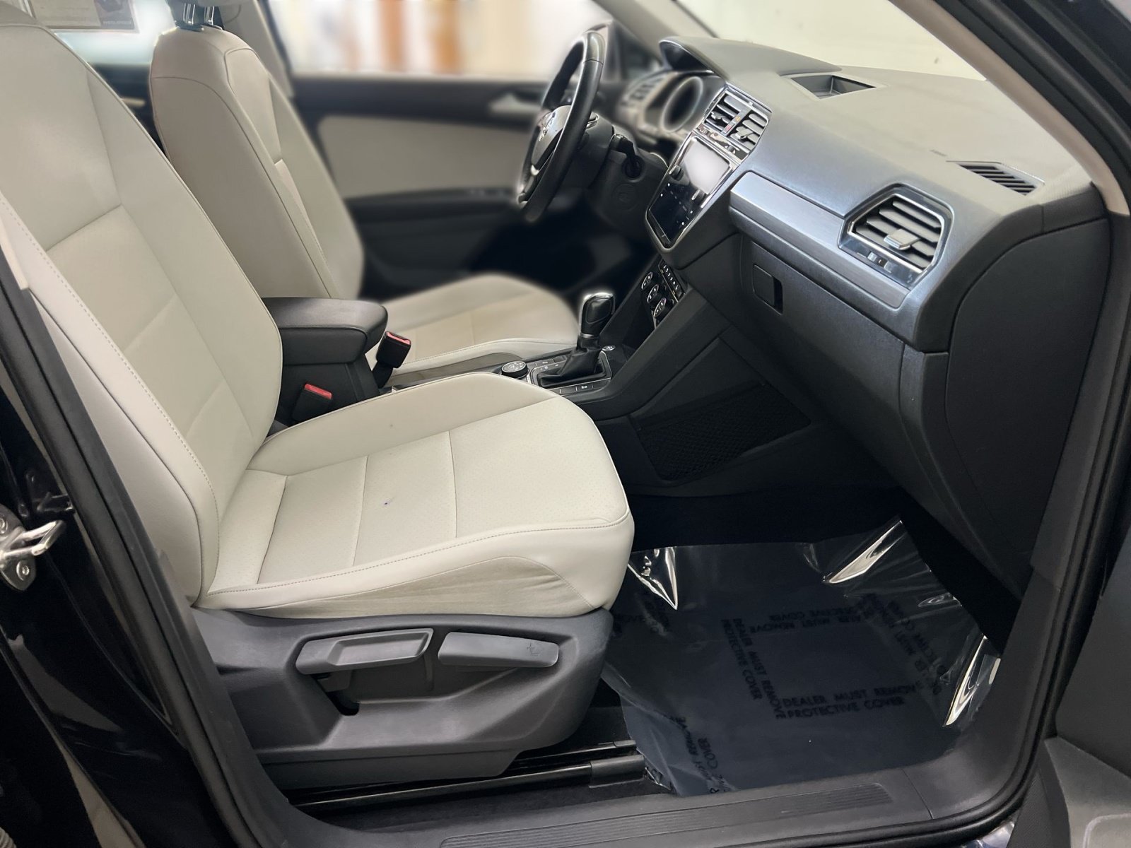 Used 2018 Volkswagen Tiguan SE AWD/4WD image 25