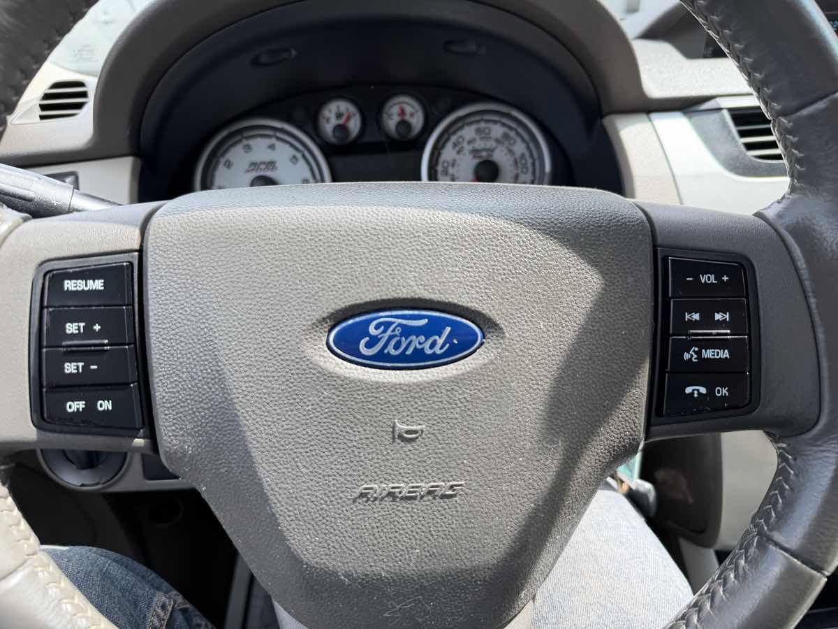 Used 2009 Ford Focus SE FWD image 15
