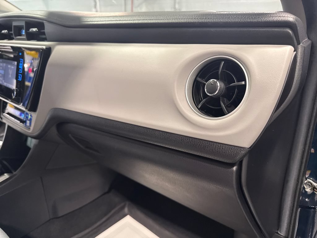Used 2018 Toyota Corolla LE FWD image 31