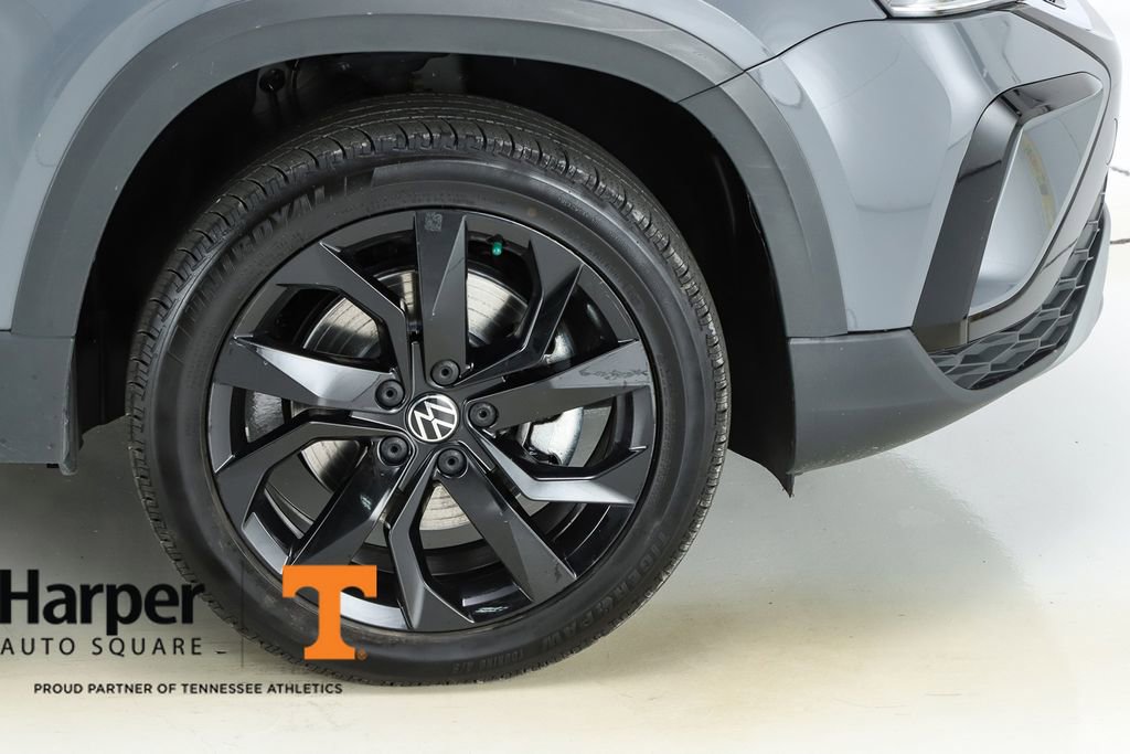 Used 2023 Volkswagen Taos SE w/ Panoramic Sunroof Package FWD image 14