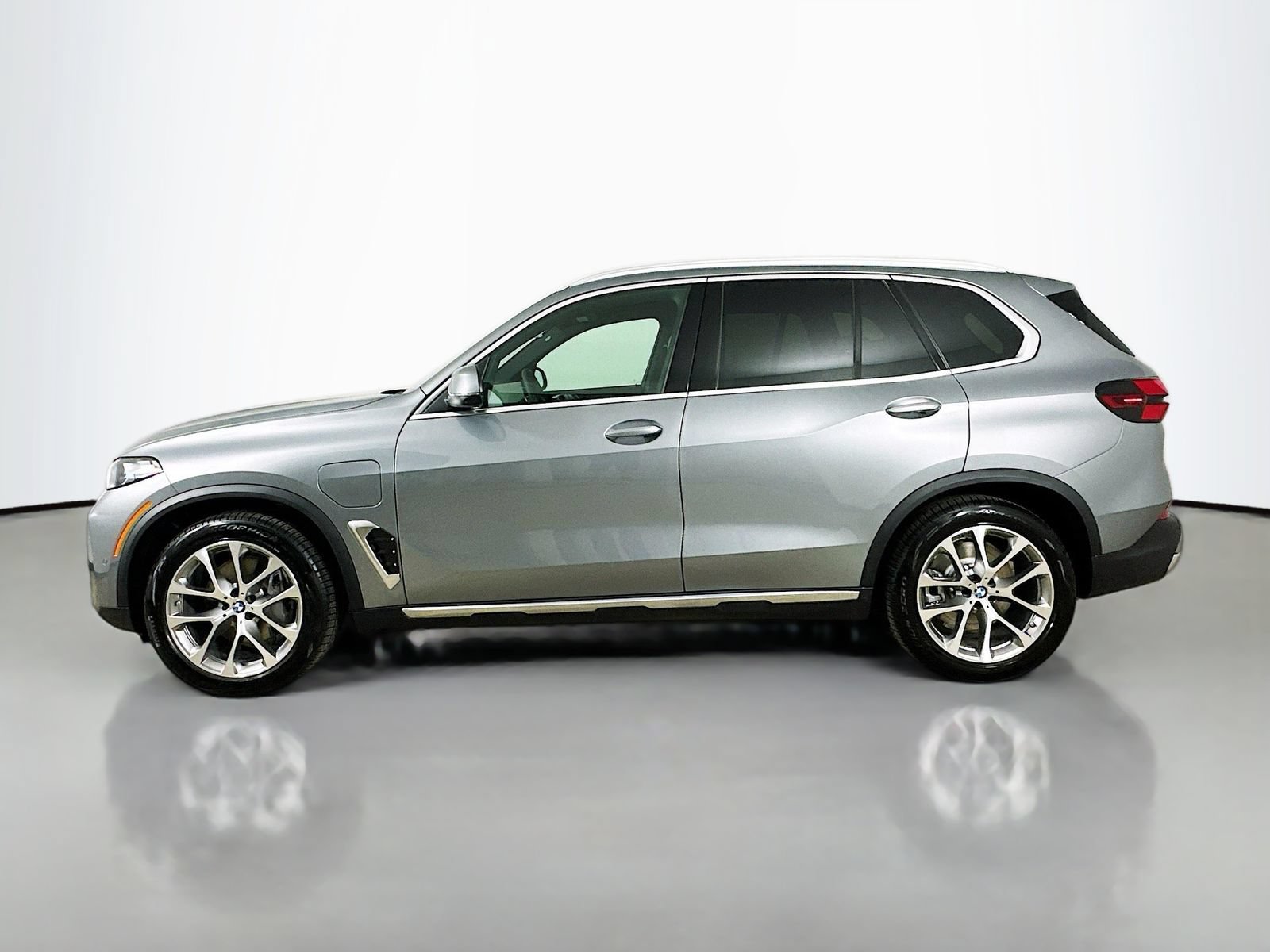 New 2026 BMW X5 xDrive50e w/ Executive Package AWD/4WD image 8