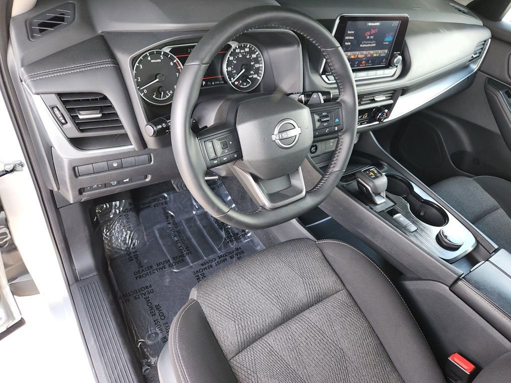 Used 2025 Nissan Rogue SV AWD/4WD image 11