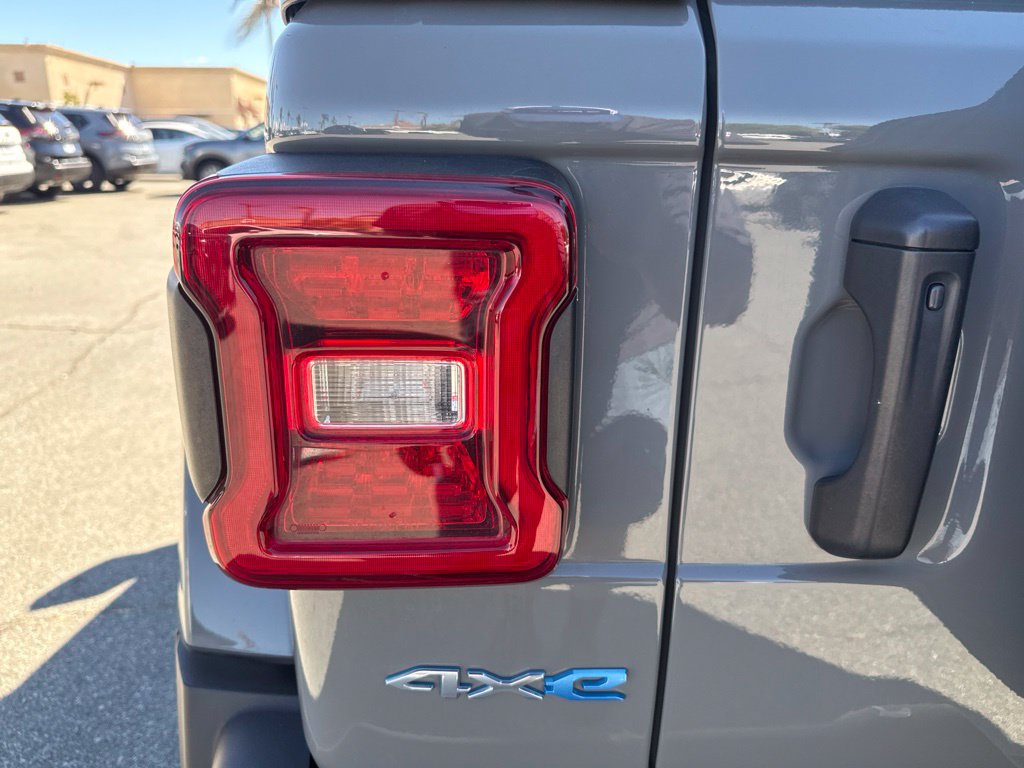 Used 2023 Jeep Wrangler Unlimited Sahara AWD/4WD image 8