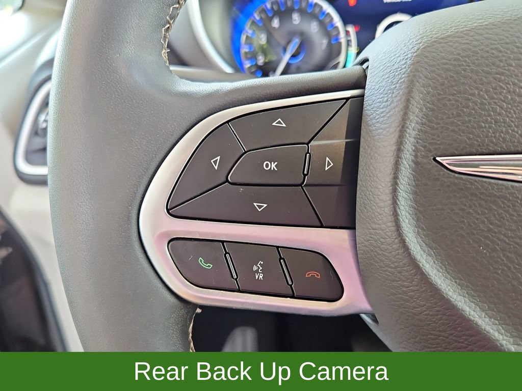 Used 2024 Chrysler Pacifica Touring-L FWD image 11