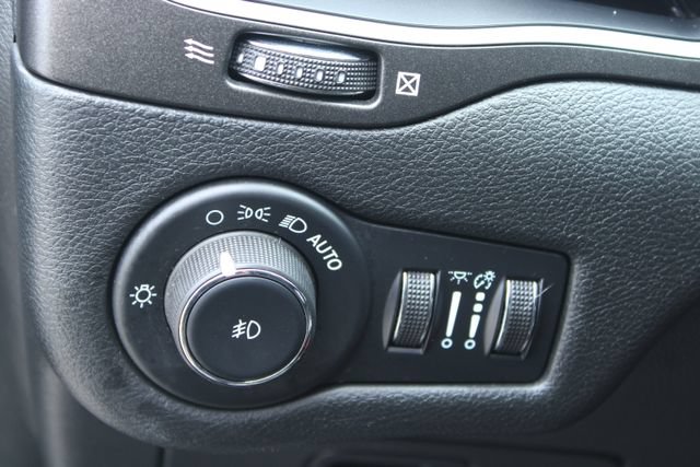 Used 2022 Jeep Cherokee Trailhawk AWD/4WD image 13