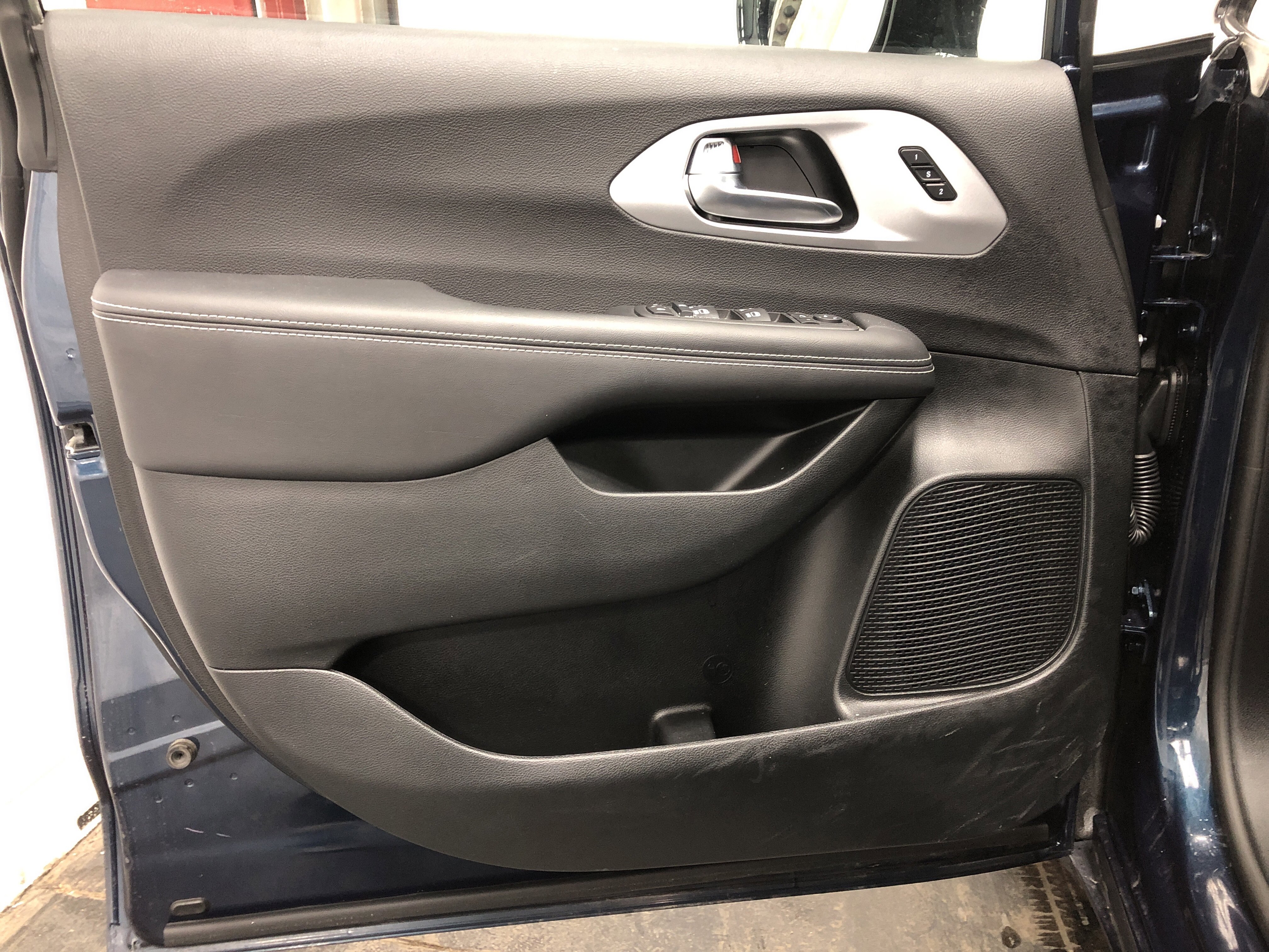 Certified 2025 Chrysler Pacifica Limited FWD image 16