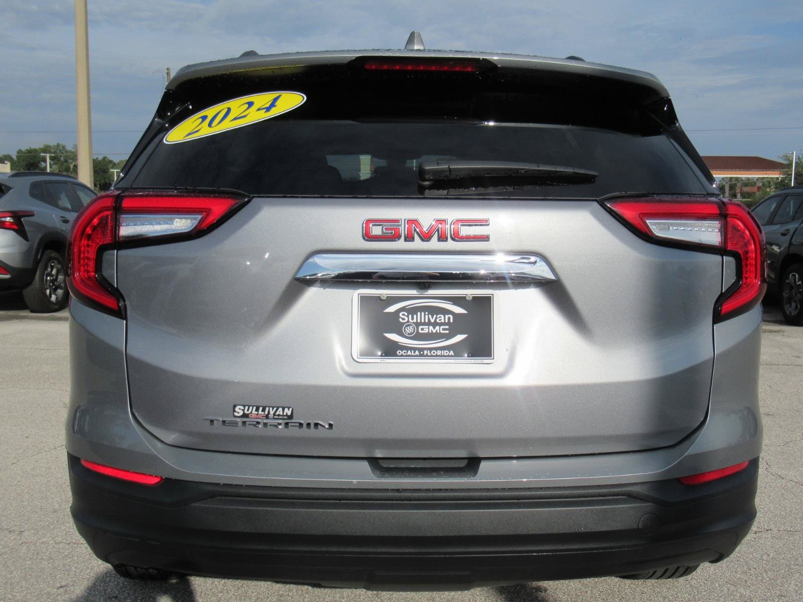 Used 2024 GMC Terrain SLE w/ Driver Convenience Package FWD image 7