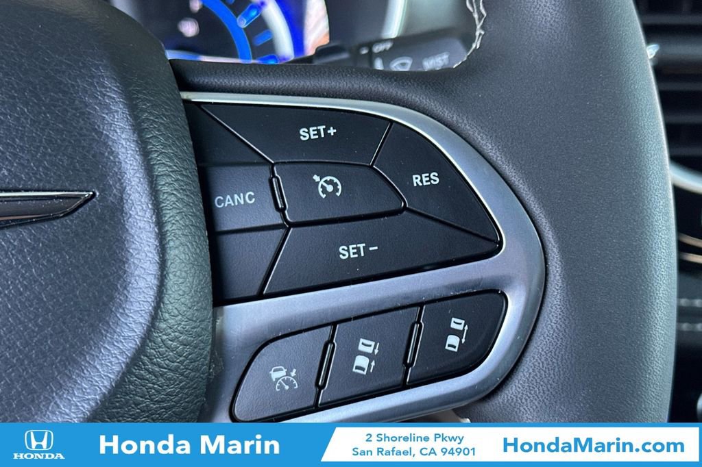 Used 2024 Chrysler Pacifica Select image 31