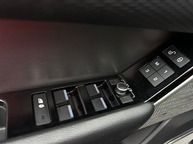 Used 2018 Land Rover Range Rover Velar R-Dynamic SE image 14