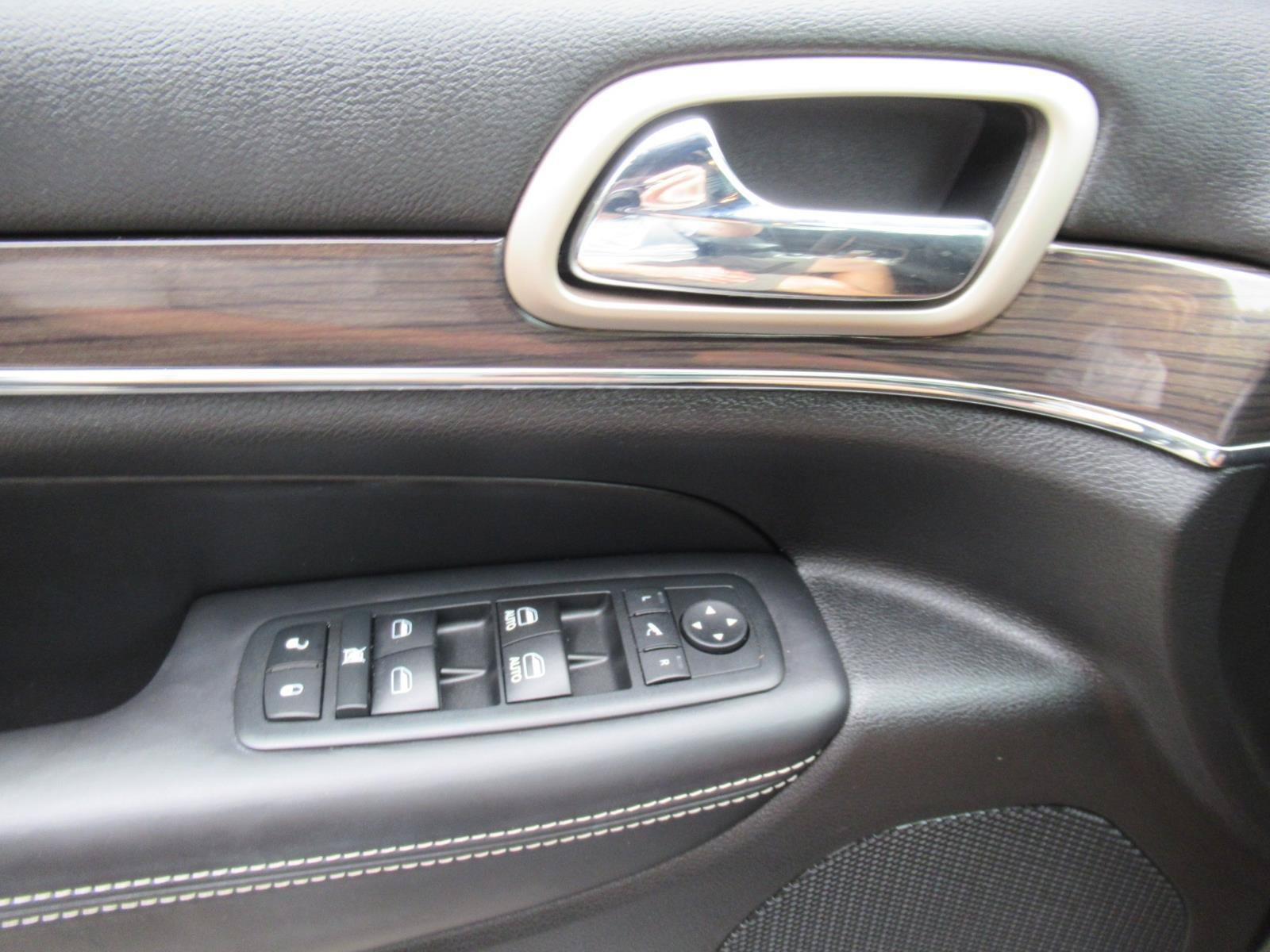 Used 2017 Jeep Grand Cherokee Overland AWD/4WD image 23