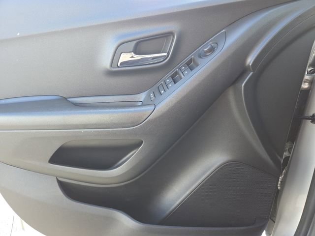 Used 2022 Chevrolet Trax LT w/ LT Convenience Package image 25